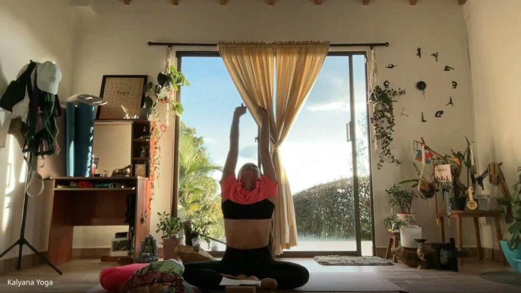 Laura practicando yoga frente a un ventanal con luz natural